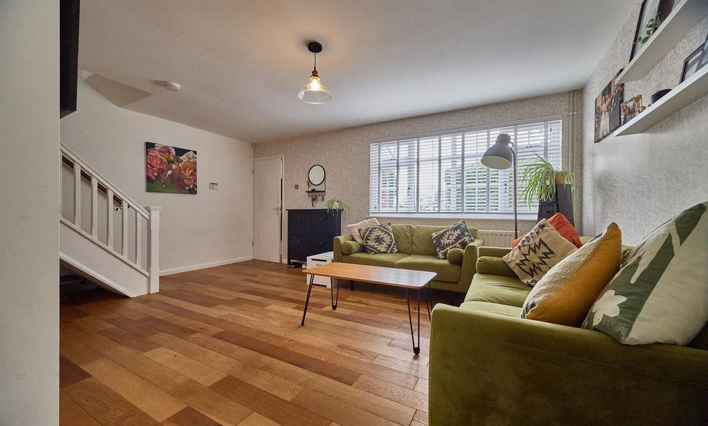 Property photo 3 of 24 8 Borrowdale Close Es 11.Jpg