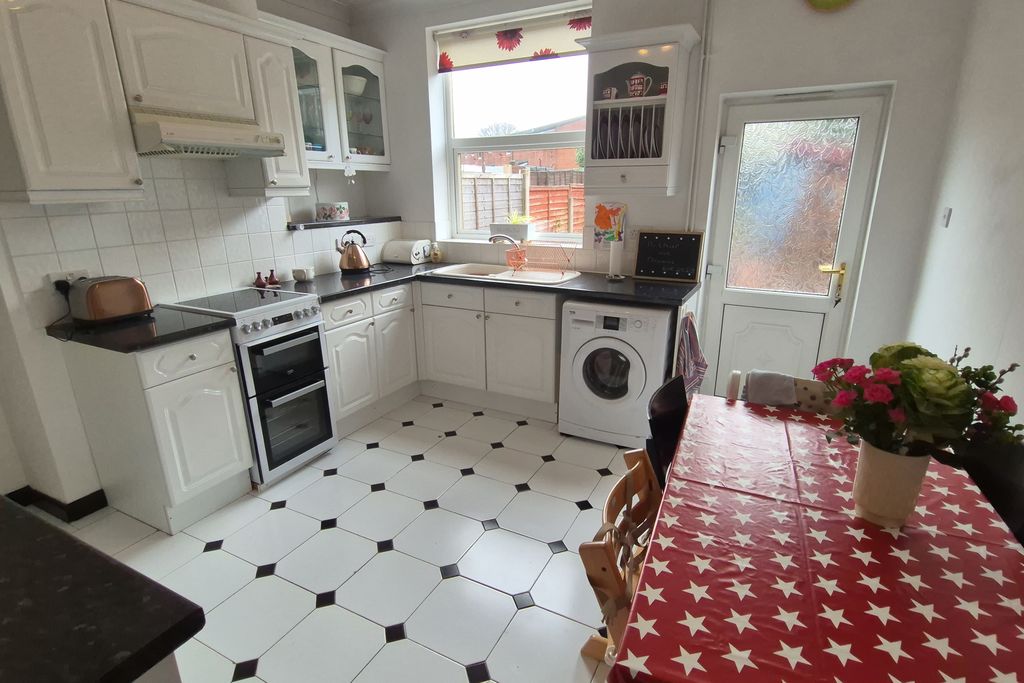 Property photo 3 of 15 Kitchen/Dining Room
