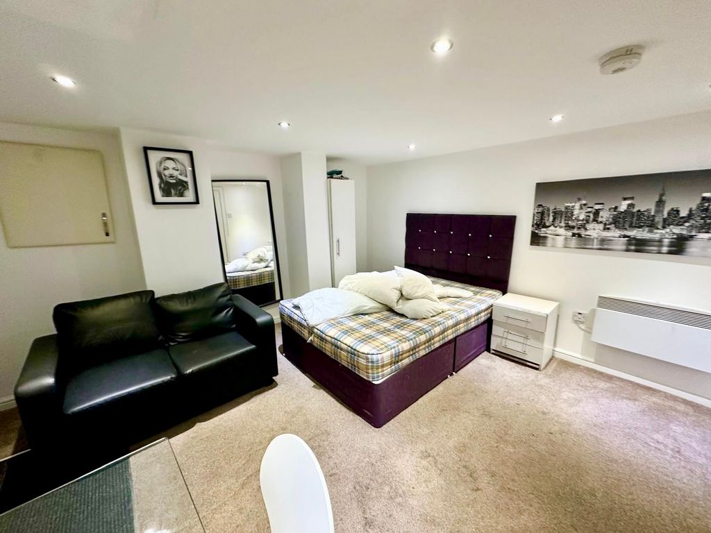 Property photo 3 of 7 Bedroom 1