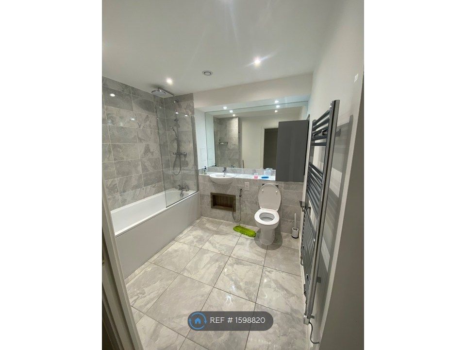 Property photo 3 of 9 Bathroom 1