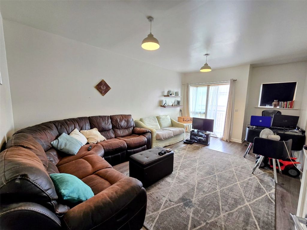 Property photo 2 of 11 Lounge