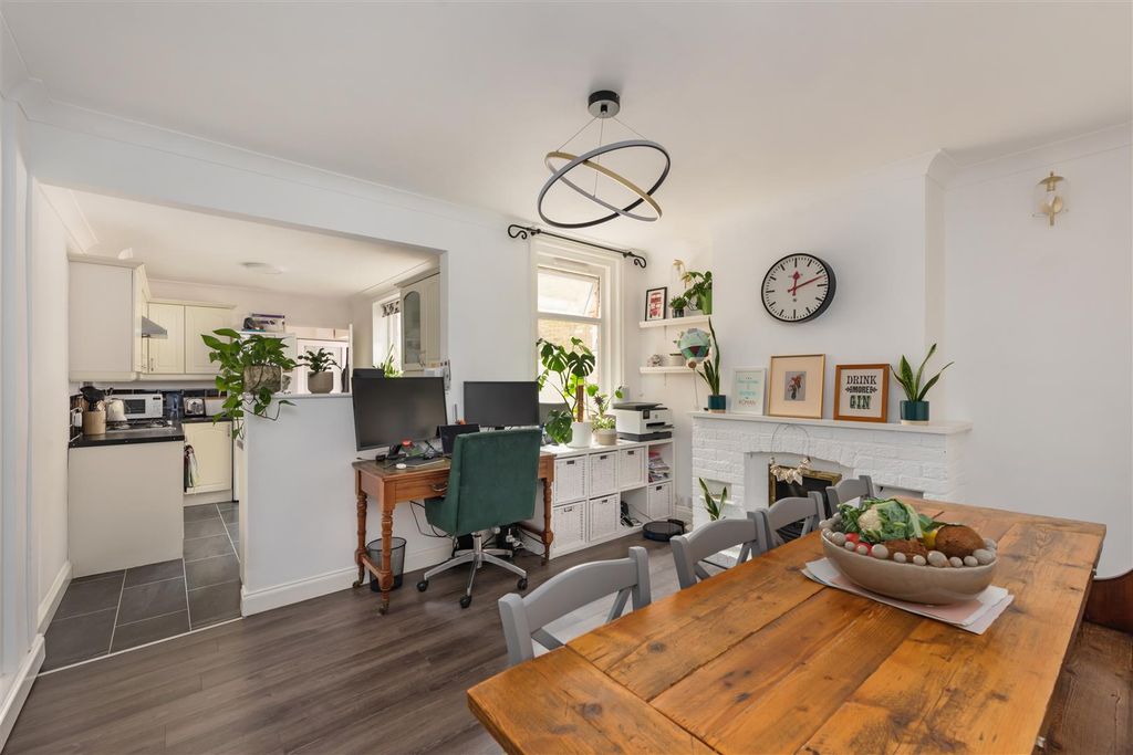 Property photo 2 of 15 Essex Street, Whitstable