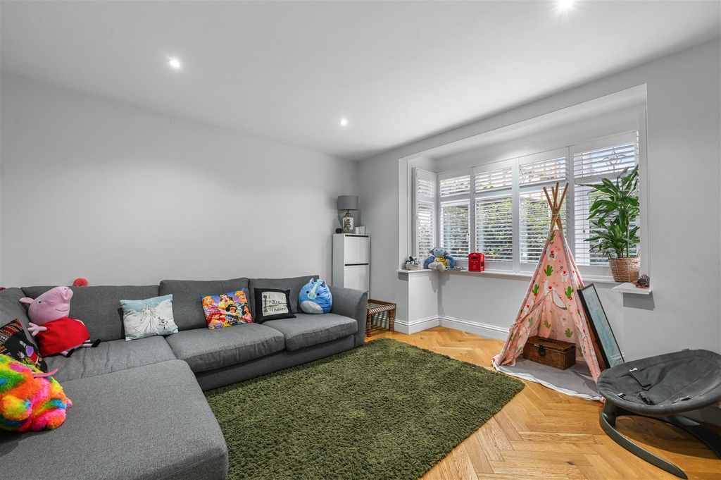 Property photo 3 of 34 Living Space