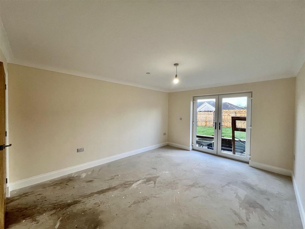 Property photo 3 of 16 Lounge