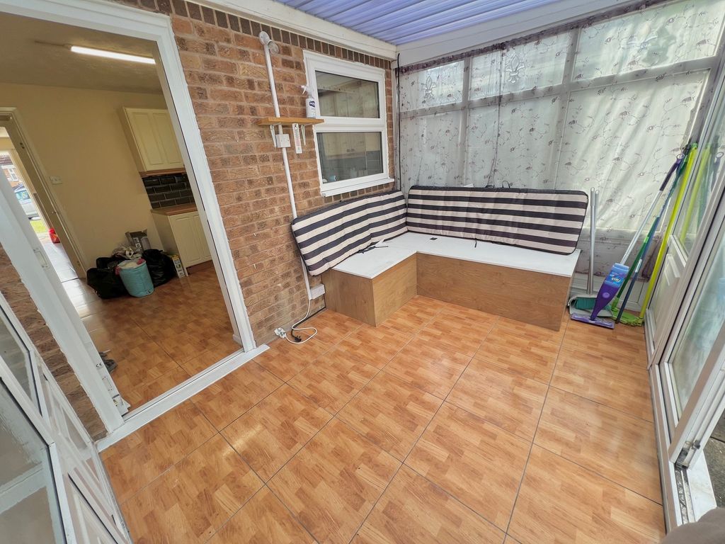 Property photo 3 of 9 Conservatory