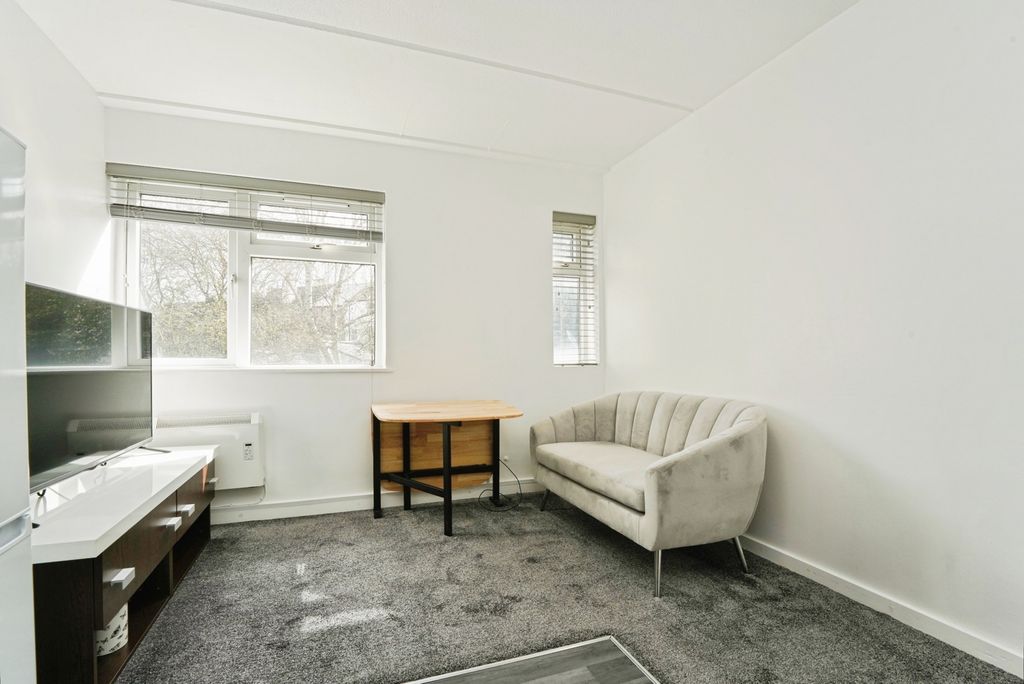 Property photo 3 of 10 Pbox-Img.Jpg