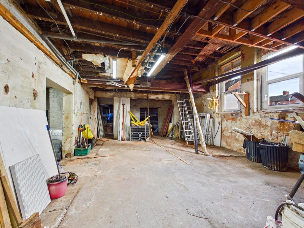 Property photo 2 of 11 Garage