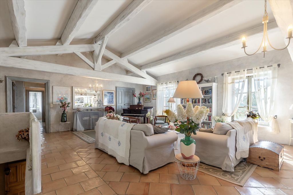 Property photo 2 of 18 Image