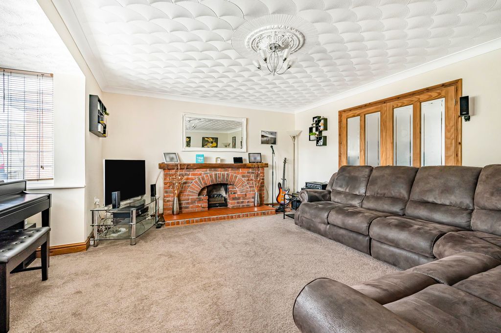 Property photo 3 of 27