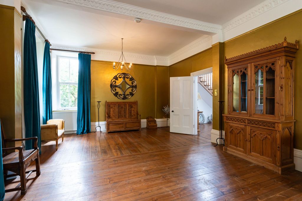 Property photo 3 of 33