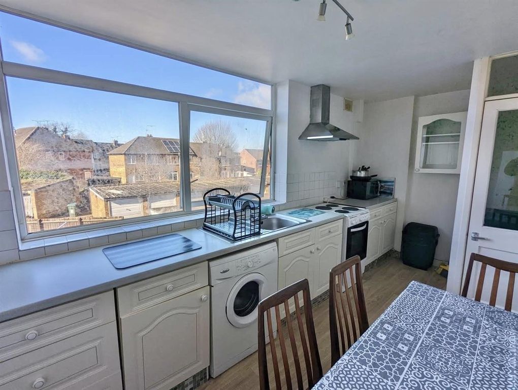 Property photo 3 of 8 Kitchen..Jpg