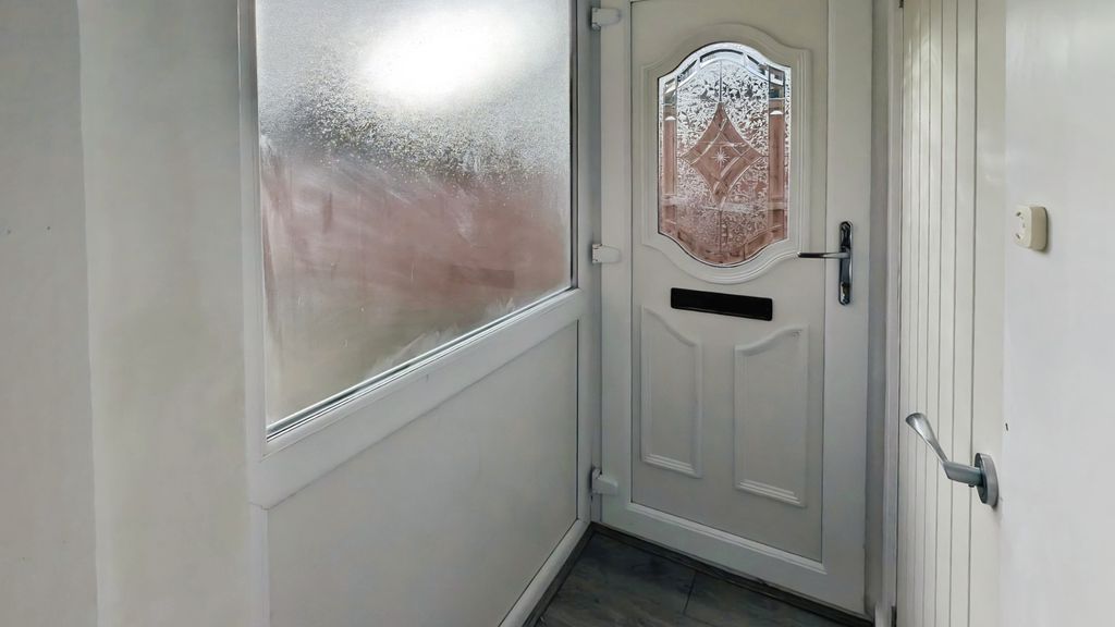 Property photo 2 of 12 Hallway