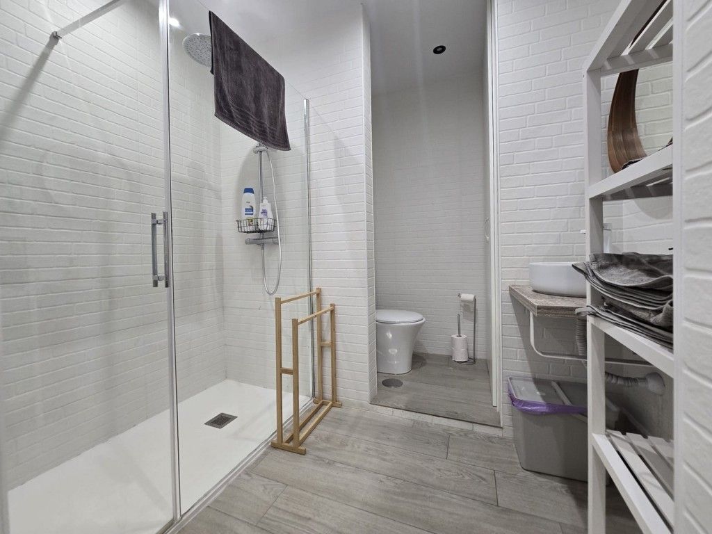 Property photo 3 of 20 Bathroom 6