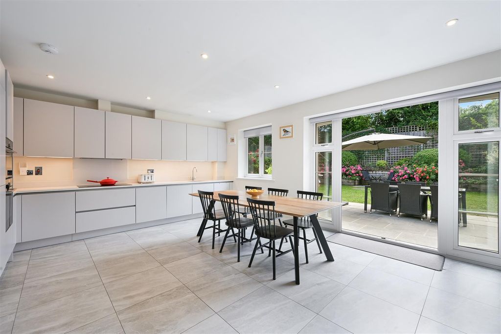 Property photo 2 of 31 Brambling Close, 7- (4).Jpg