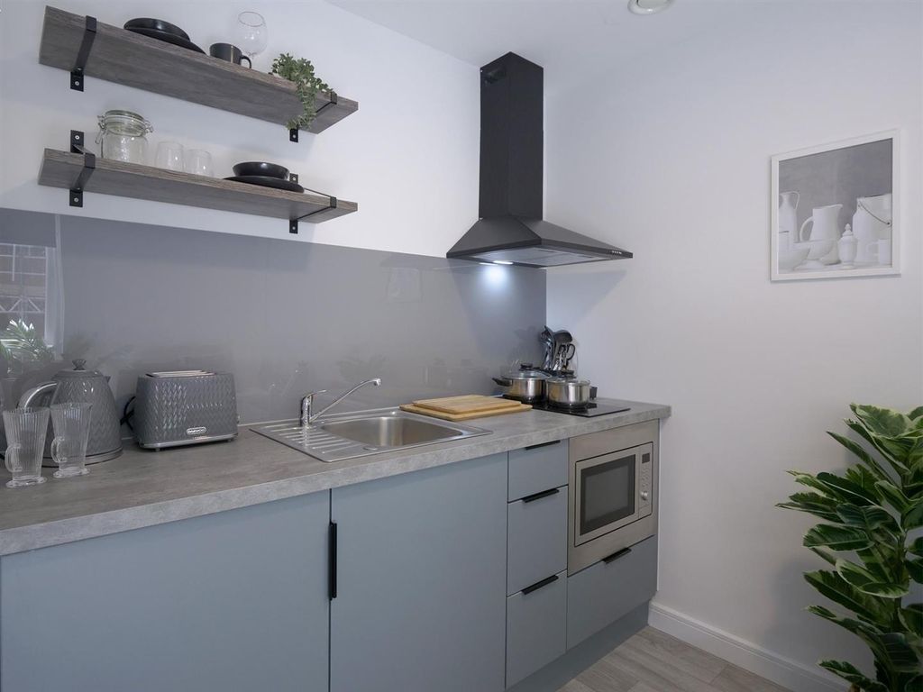 Property photo 2 of 32