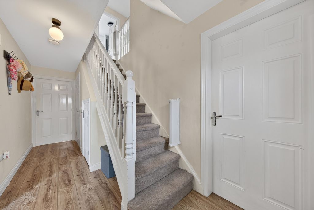 Property photo 2 of 32