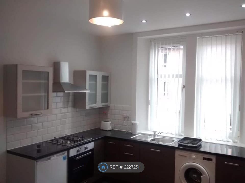 Property photo 1 of 5 Kitchen/Living Rooms