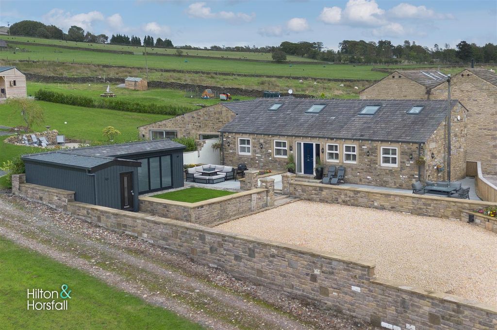 Property photo 1 of 34 Brook View Barn