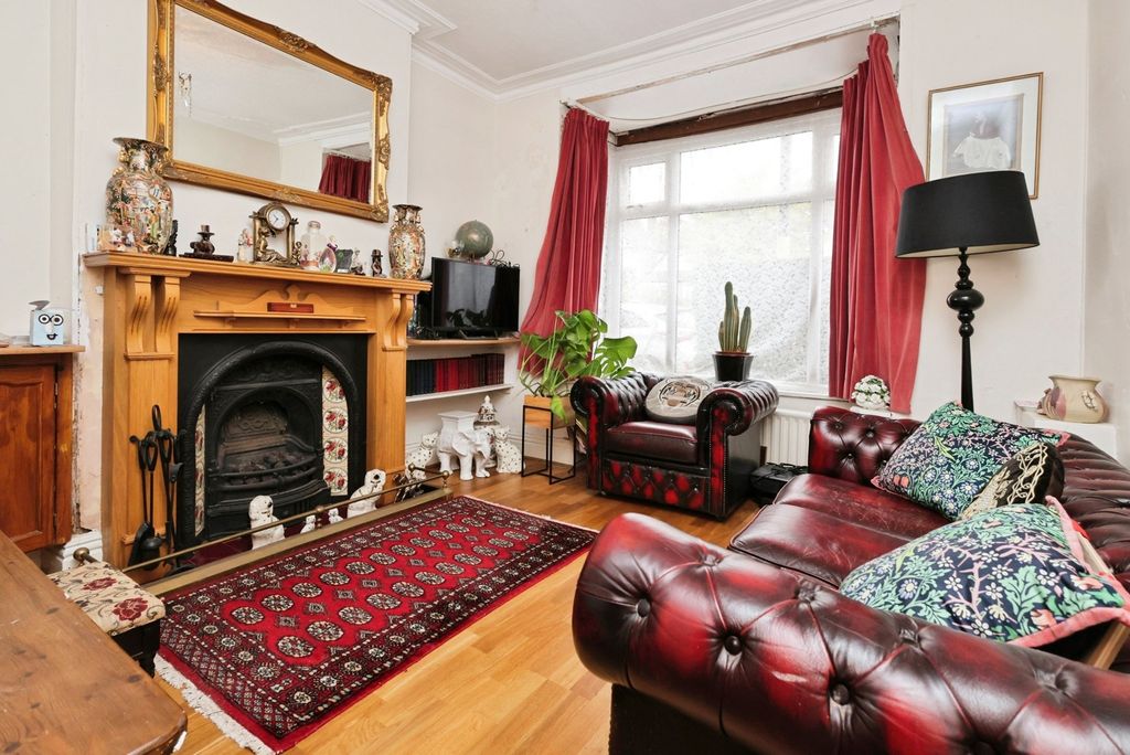 Property photo 2 of 32 Sitting Room