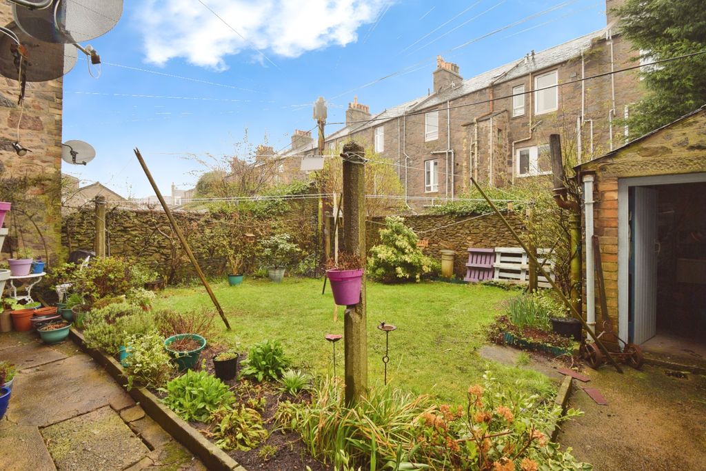 Property photo 2 of 12 Garden