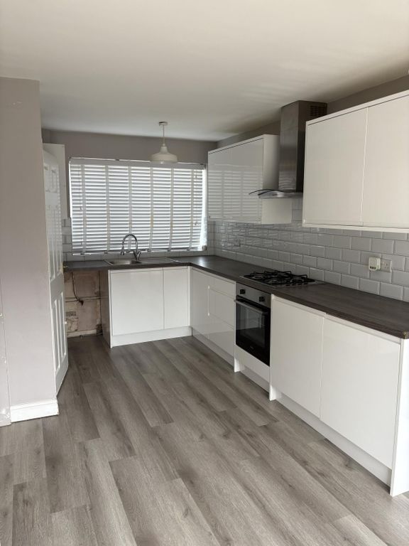 Property photo 3 of 12 Kitchen