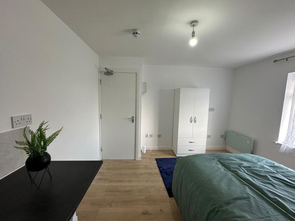 Property photo 1 of 6 Room d Room 2.Jpeg