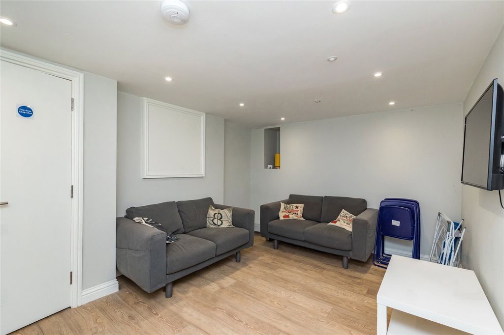 Property photo 2 of 16 Lounge