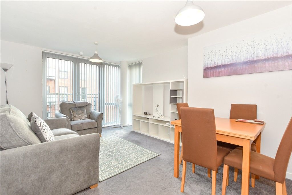 Property photo 1 of 9 Lounge