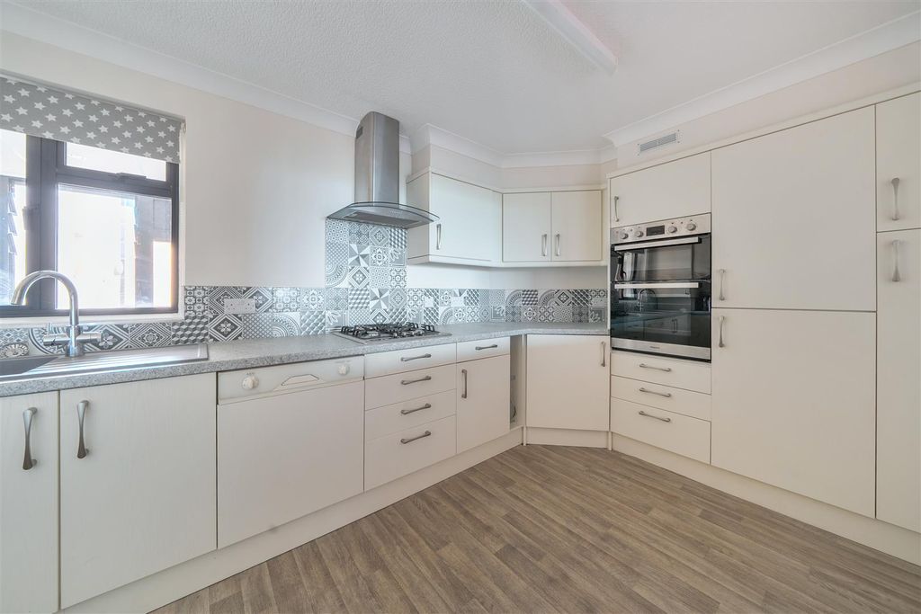 Property photo 3 of 18 Kitchen
