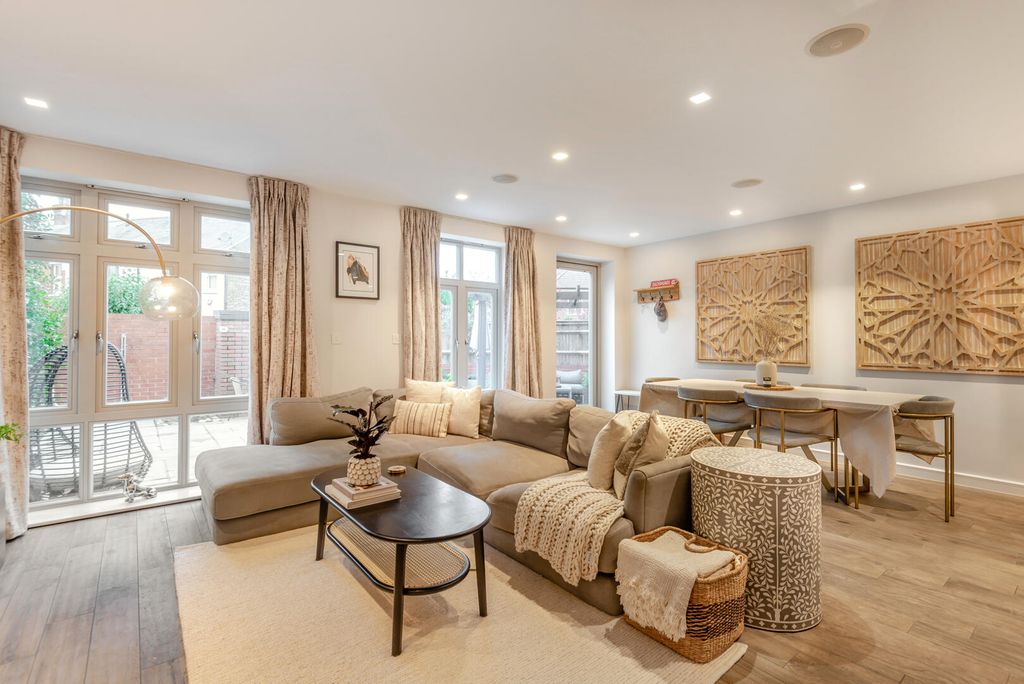 Property photo 2 of 25 Living Room