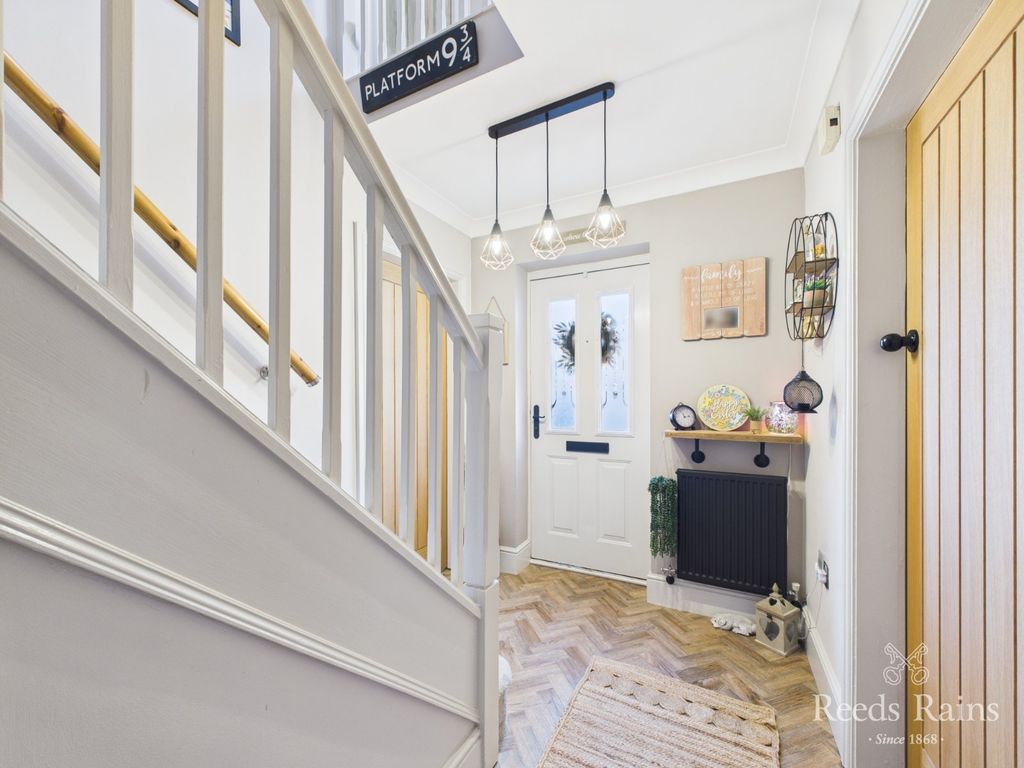 Property photo 2 of 36 Entrance Hall