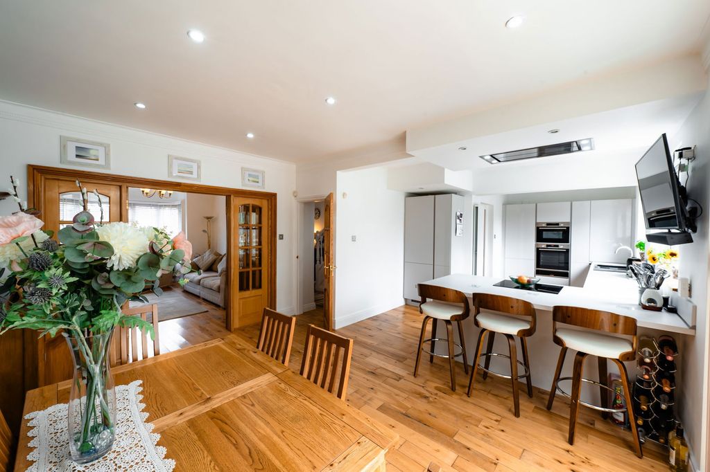 Property photo 2 of 31
