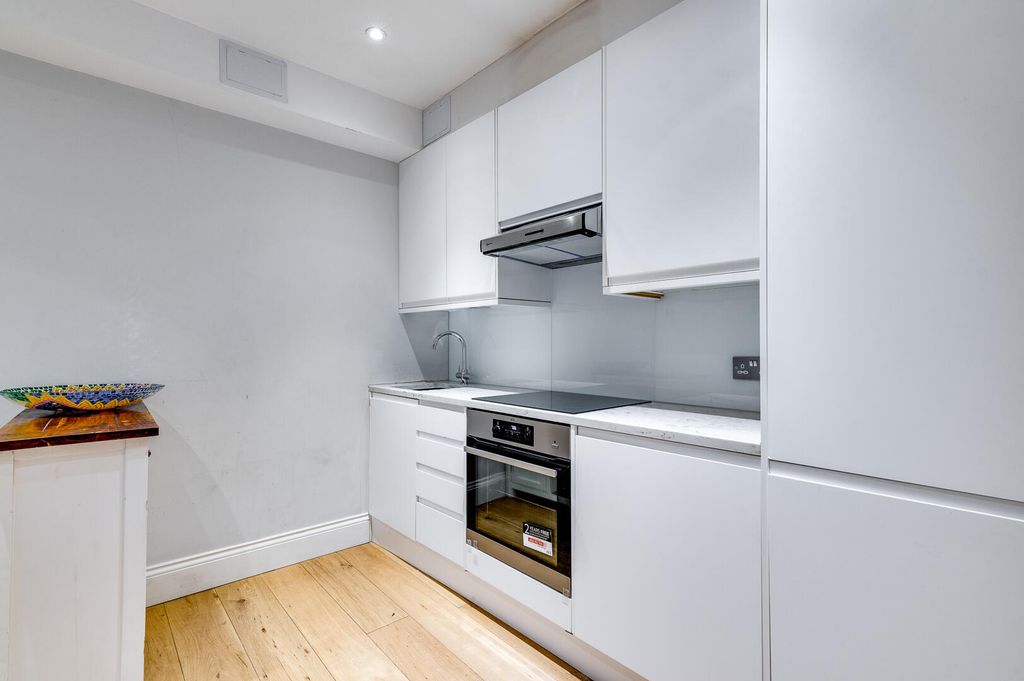 Property photo 3 of 15 74Pga - Flat A, 74 Philbaech Gardens, Sw5-7.Jpg