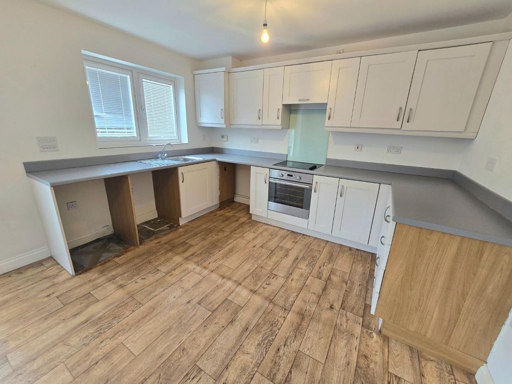 Property photo 3 of 18 Kitchen