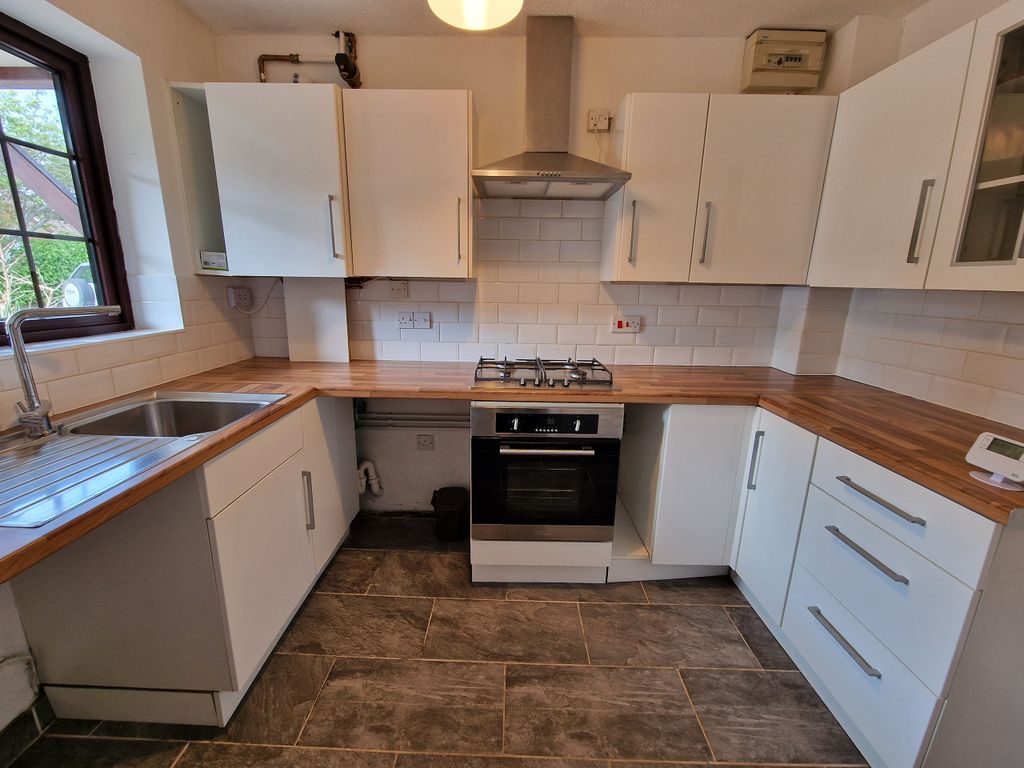 Property photo 3 of 11 Kitchen