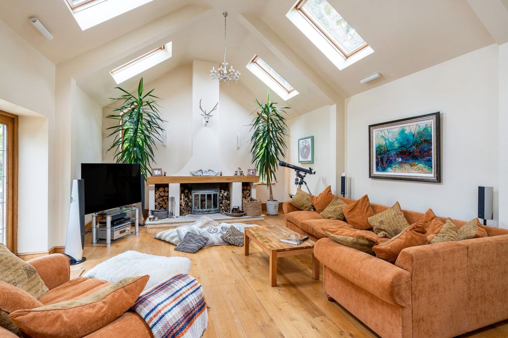 Property photo 2 of 32 Sitting Room