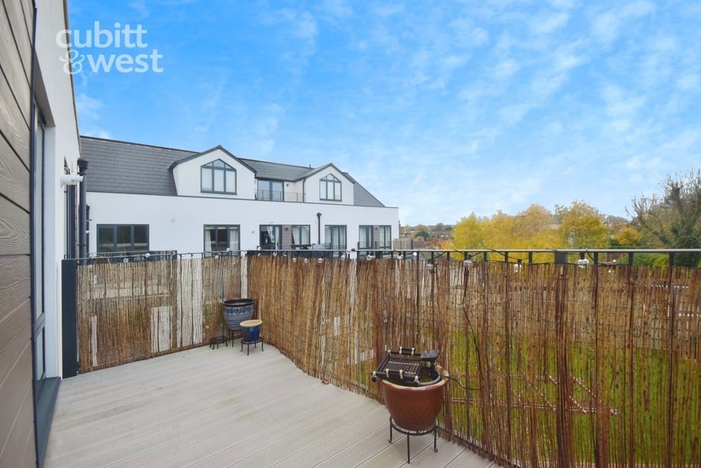 Property photo 2 of 11 04839A6c-Dsc_4950