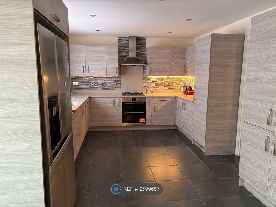 Property photo 3 of 11 Kitchen