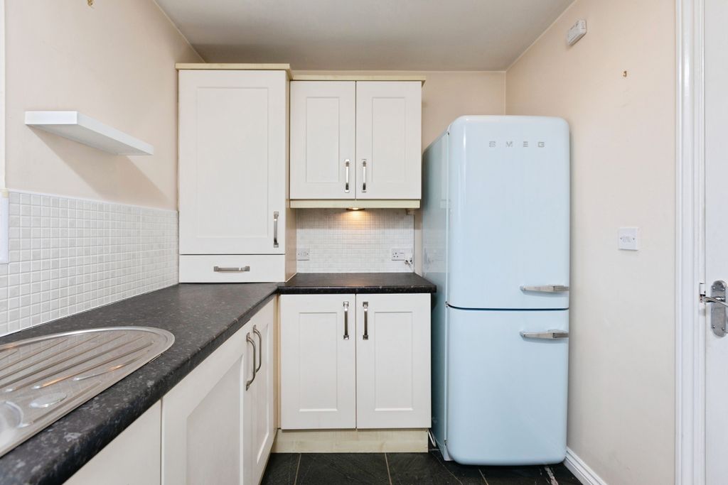 Property photo 2 of 15 Apartment Kitchen