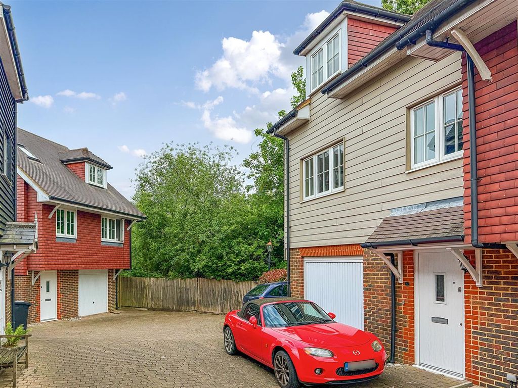 Property photo 2 of 13 4 The Burnhams Tn31 (5)