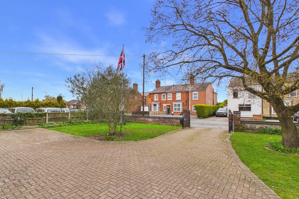 Property photo 3 of 43