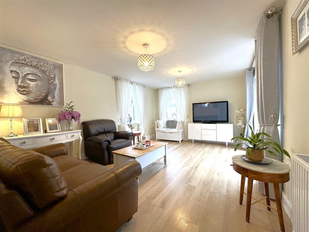 Property photo 2 of 20 Triple-Aspect Living Room 140