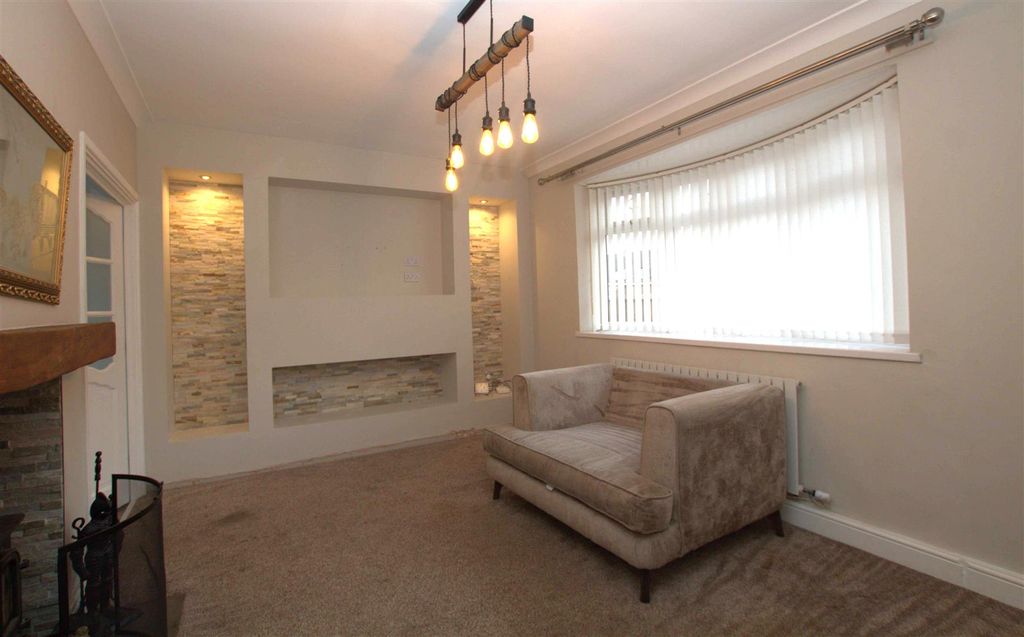 Property photo 2 of 12 Lounge