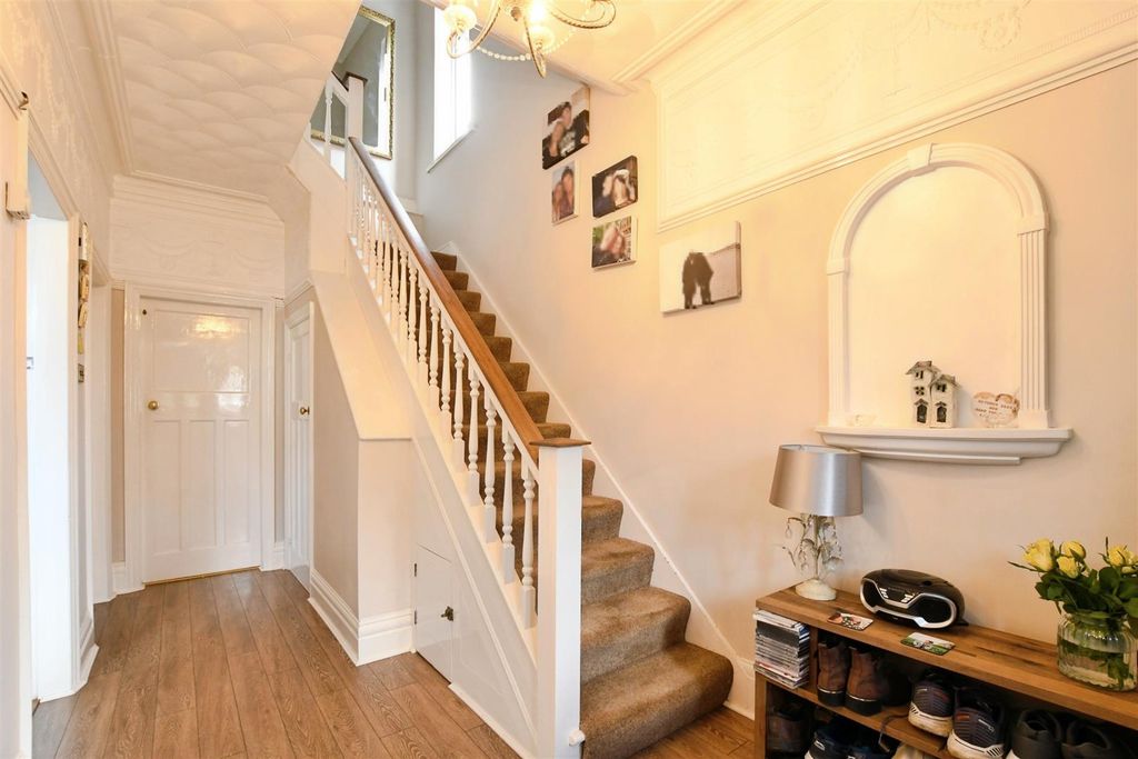 Property photo 3 of 27 Entrance Hall