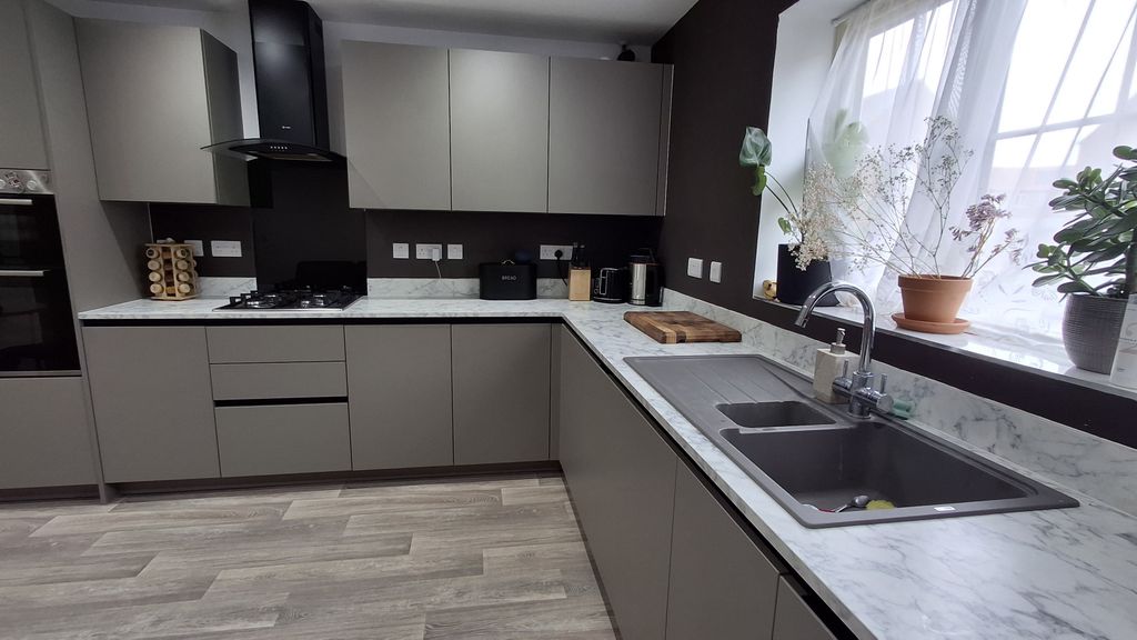 Property photo 3 of 16 Kitchen