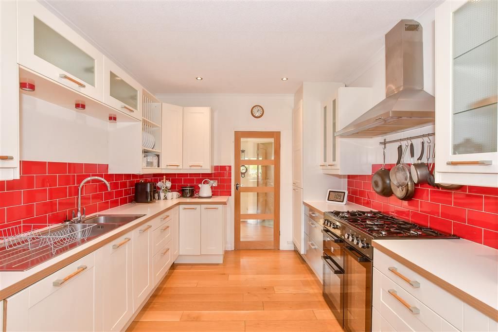 Property photo 3 of 10 Kitchen