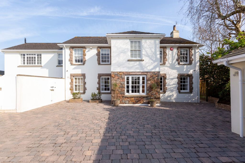 Property photo 3 of 46