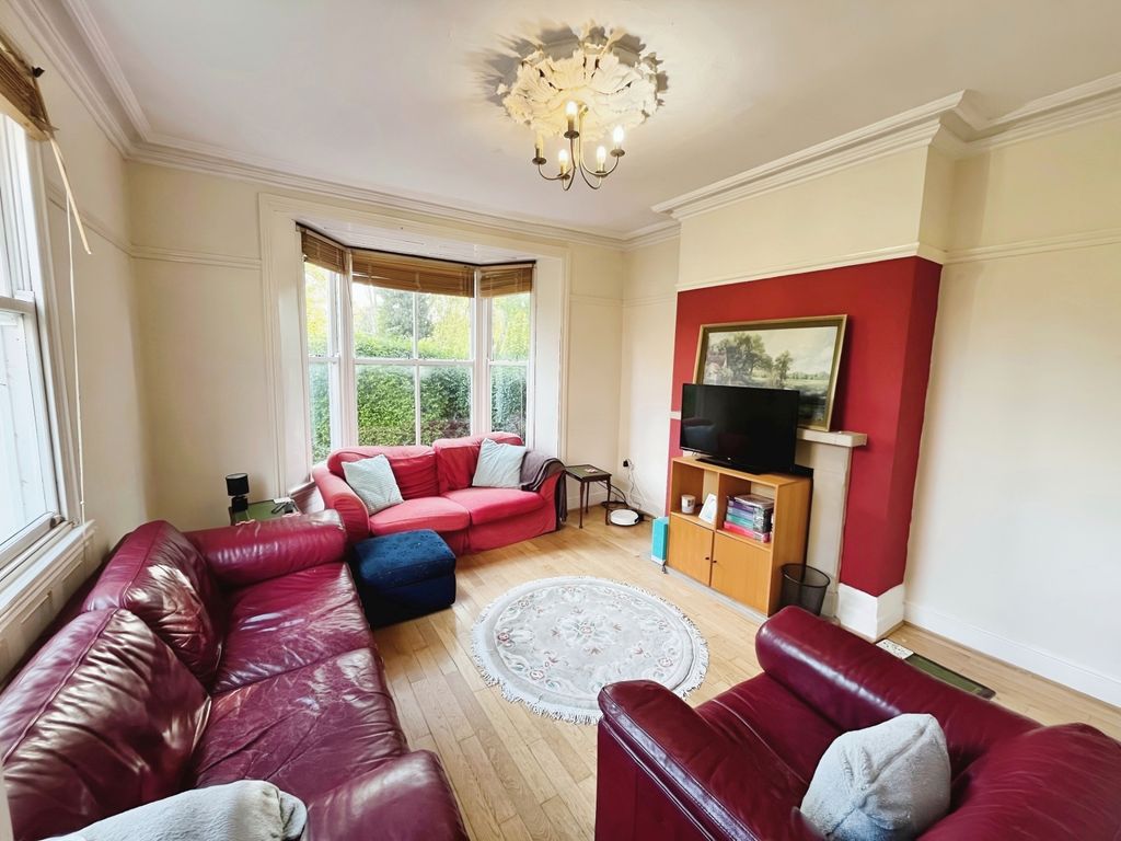 Property photo 2 of 19 Lounge