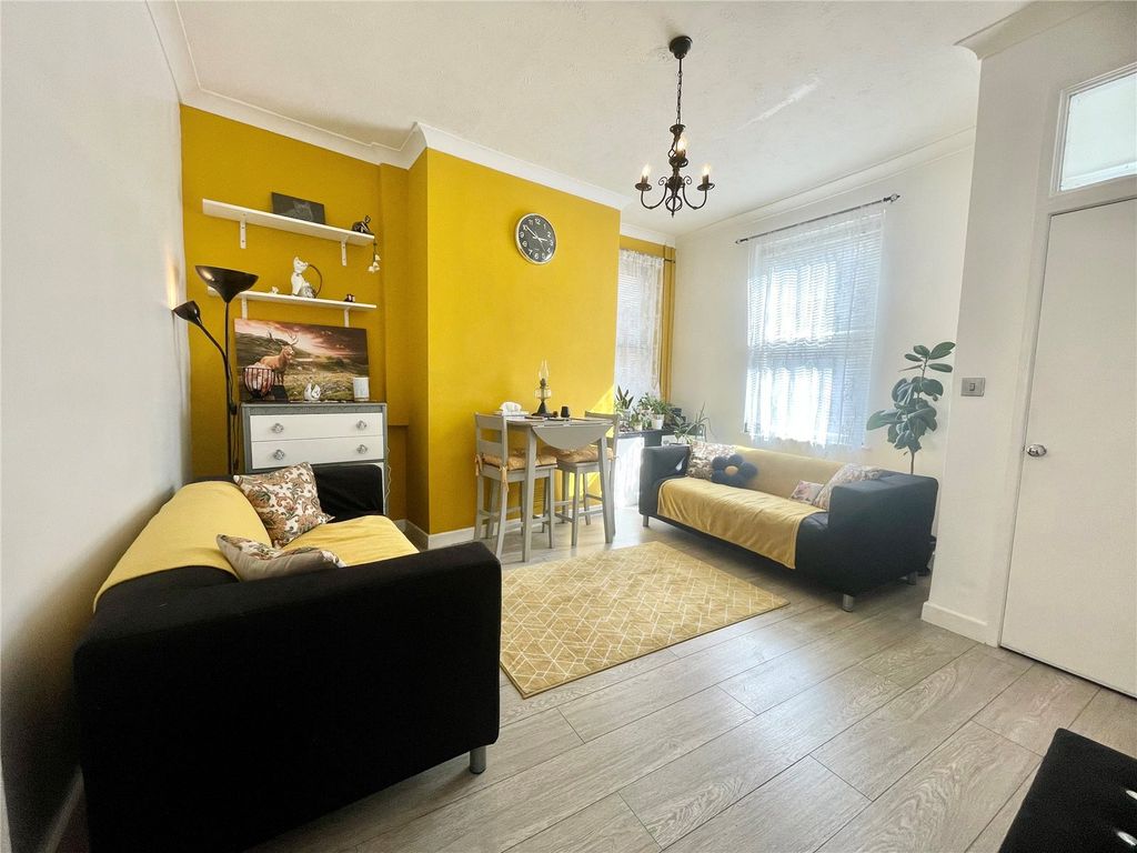 Property photo 2 of 9 Lounge