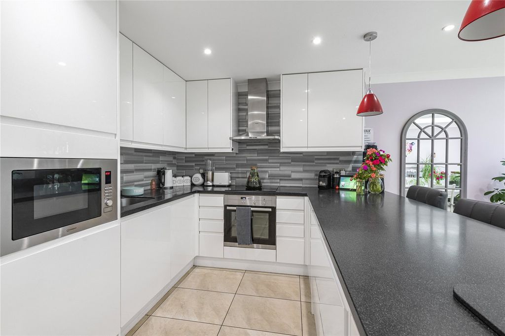 Property photo 3 of 19 Kitchen